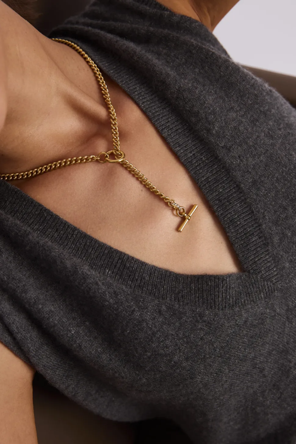 Small Gold Jewelled T-Bar Clasp on Curb Chain