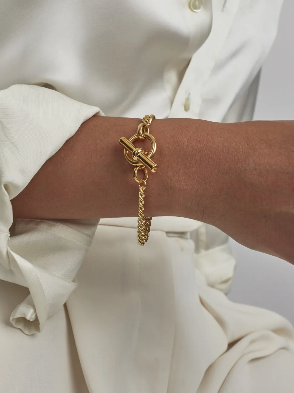 T-Bar Clasp Gold Curb Link Bracelet